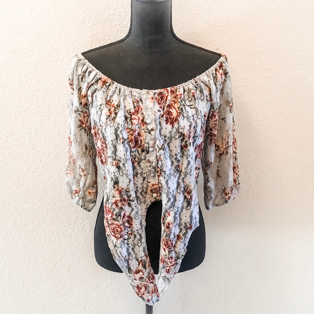 Faux Button Down Floral Lace Crop Top - Picture 2 of 4